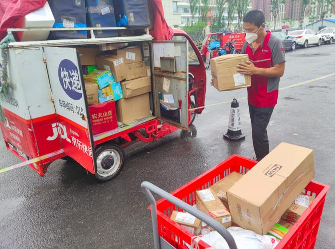 路上披“雨衣”、网点“不落地”!山西中通雨天快递包裹防潮举措多 互联通信 路上披“雨衣”、网点“不落地”!山西中通雨天快递包裹防潮举措多 路上披“雨衣”、网点“不落地”!山西中通雨天快递包裹防潮举措多 互联通信