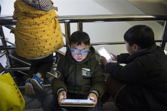 功课电子化损伤视力 “电子书包”让谁欢快让谁忧 人工智能 功课电子化损伤视力 “电子书包”让谁欢快让谁忧 功课电子化损伤视力 “电子书包”让谁欢快让谁忧 人工智能