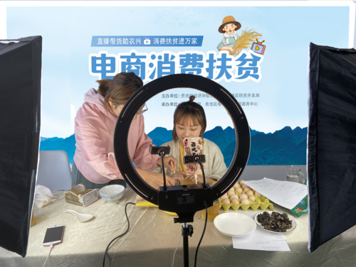 “批发电商+网红直播” 虎门服装商兴起新生财之道 互联通信 “批发电商+网红直播” 虎门服装商兴起新生财之道 “批发电商+网红直播” 虎门服装商兴起新生财之道 互联通信