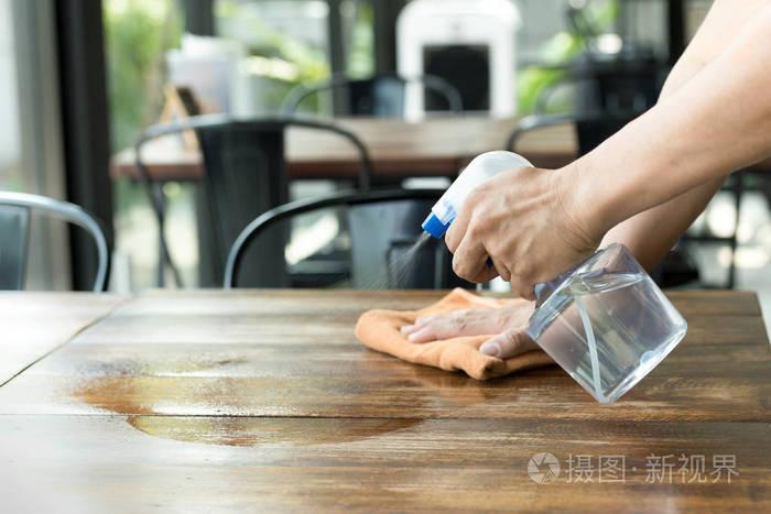 喷雾抛光清洁操作 喷雾抛光清洁操作 互联通信